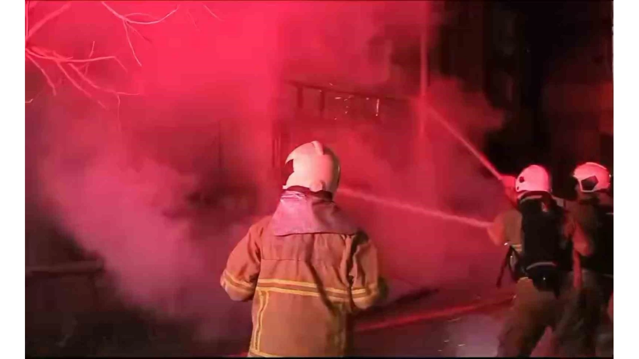 Pe� pe�e patlamalar�n ard�ndan alevler y�kseldi