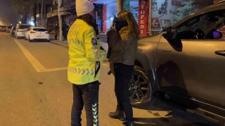 Polisi görünce park ettiği aracı ve içindeki kadını terk edip kaçtı