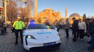 Polisin el koyduğu milyonluk araçlar Taksim ve Sultanahmet'te turistlere sergileniyor