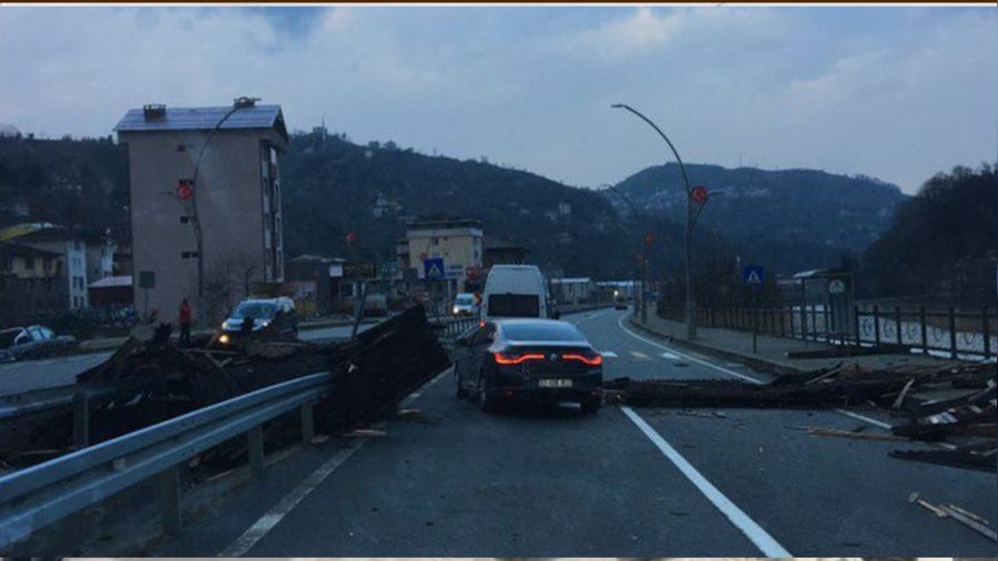 Rize'de fırtına nedeniyle çatılar uçtu