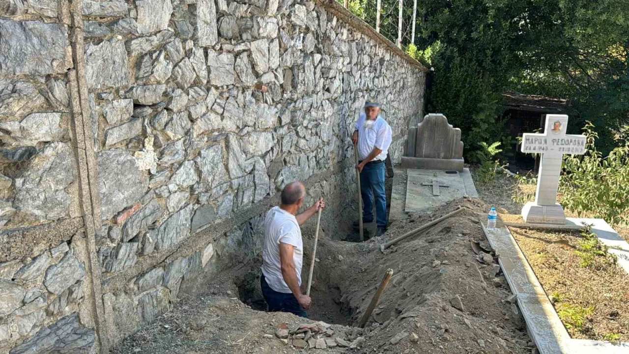 Rum mezarlığında define ararken yakalandılar