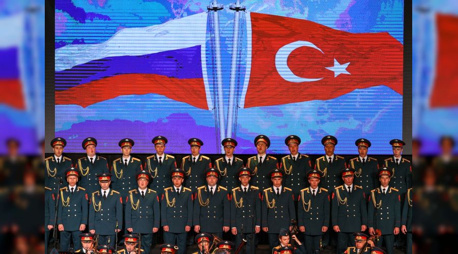 Rus Kızılordu Korosu ve Haluk Levent İzmir'de konser verdi