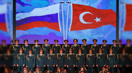 Rus Kızılordu Korosu ve Haluk Levent İzmir'de konser verdi