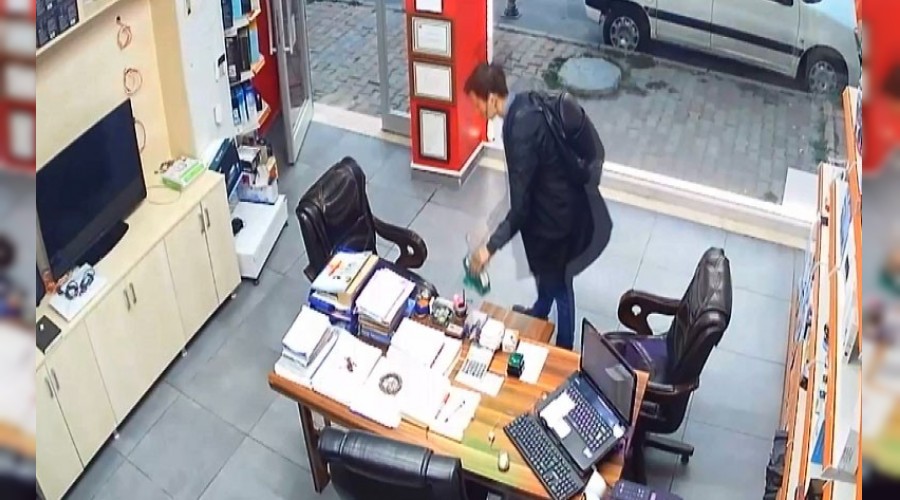 Sadaka kutusunu da �ald�lar