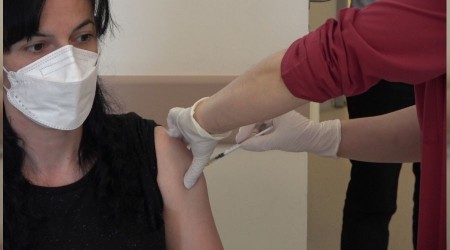 Sağlık çalışanlarının eşleri aşılanmaya başladı