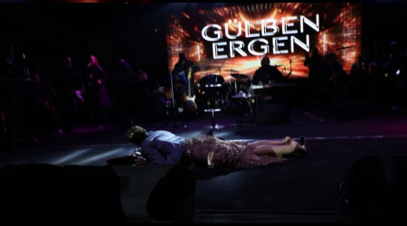 Sahnede elbisesine takılıp düşen Gülben Ergen, hastaneye kaldırıldı