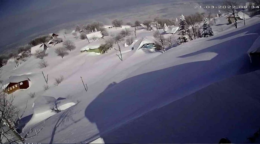 Sakarya'da kar kal�nl��� 3 metreyi buldu, evler kara g�m�ld�