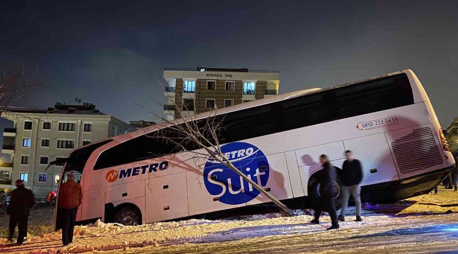 Sancaktepe'de yolcu otobüsü buzlanan yolda yan yattı