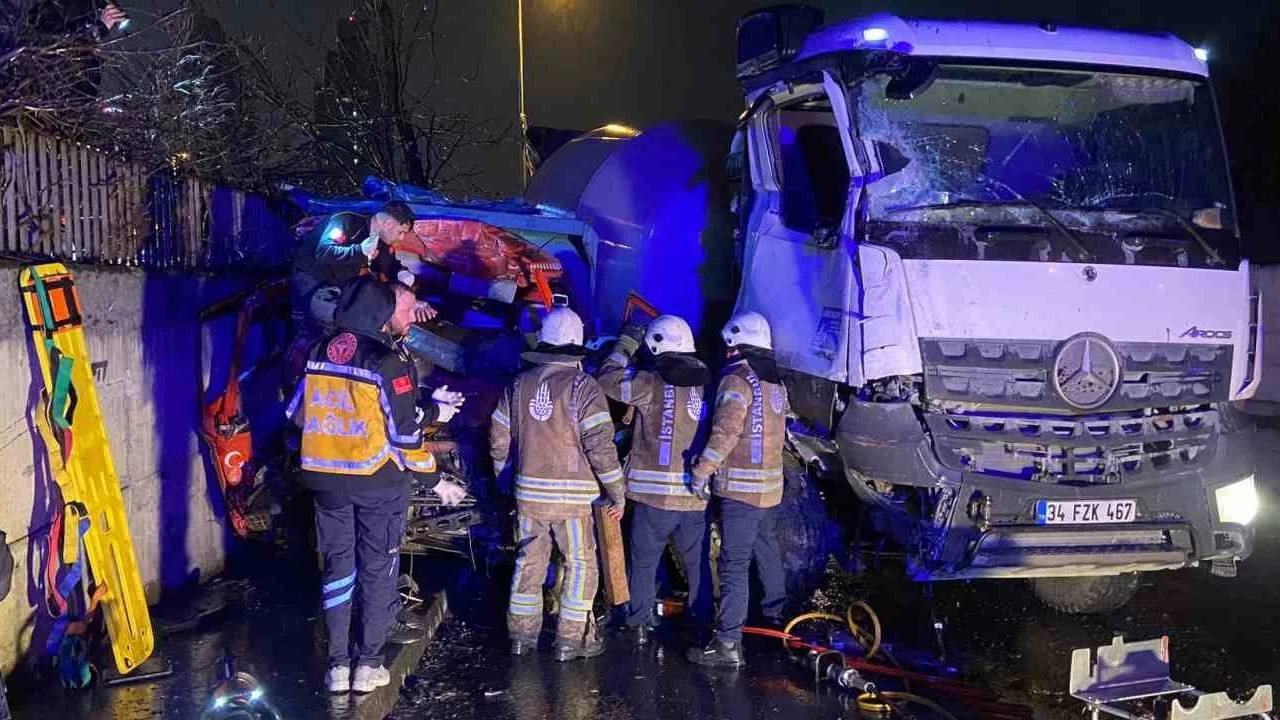 Sarıyer'de beton mikseri karşı şeritten gelen kamyonete çarptı: 1 ağır yaralı