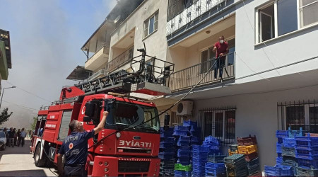 Şarj cihazından çıkan yangın evi küle çevirdi