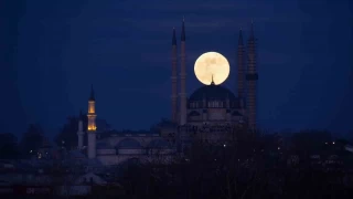 Selimiye Camii ile dolunay manzarası mest etti