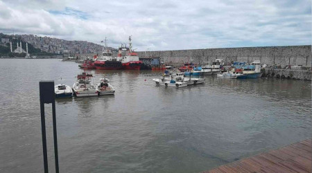 Şiddetli yağış sonrası liman sarıya boyandı