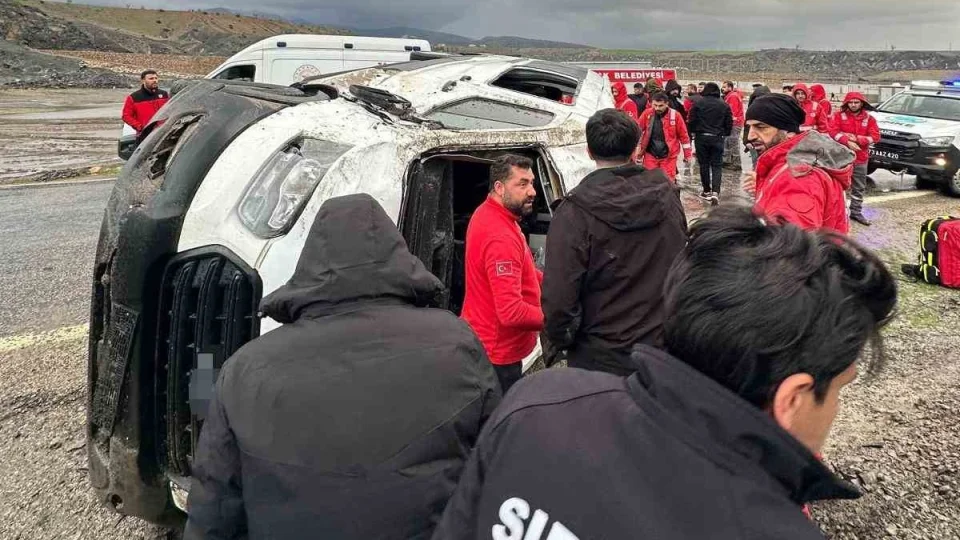 ��rnak'ta i��ileri ta��yan servis kaza yapt�: 9 yaral�