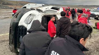 ��rnak'ta i��ileri ta��yan servis kaza yapt�: 9 yaral�