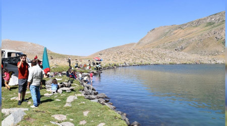 Şırnak'taki doğal göl, doğaseverlerin akınına uğradı