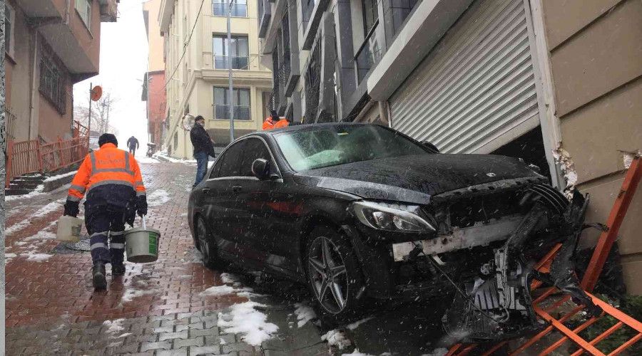Sokak araları buz pistine döndü, bir araç kayarak garaja daldı