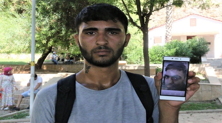 Sokak sokak kaybolan karde�ini ar�yor