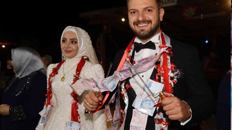 Takı töreninde damada cağ kebap cağı taktılar