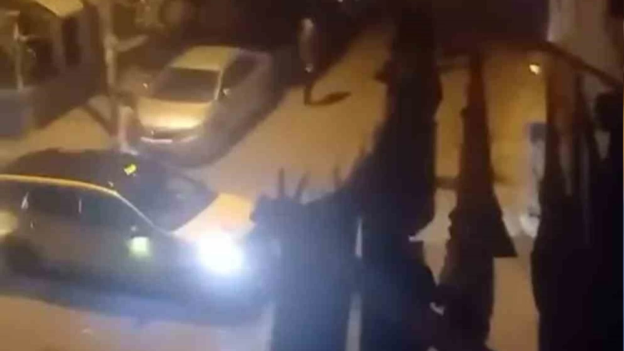 Taksi paras�n� �demeyen �ahs�n evini  balta ve sopalarla bast�lar