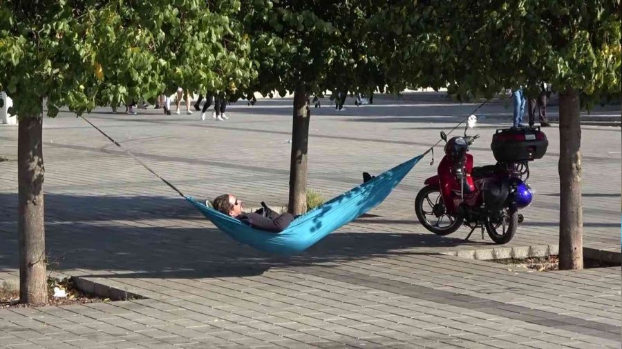 Taksim Meydan�'na hamak kurdu
