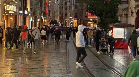 Taksim'de yağış zor anlar yaşattı