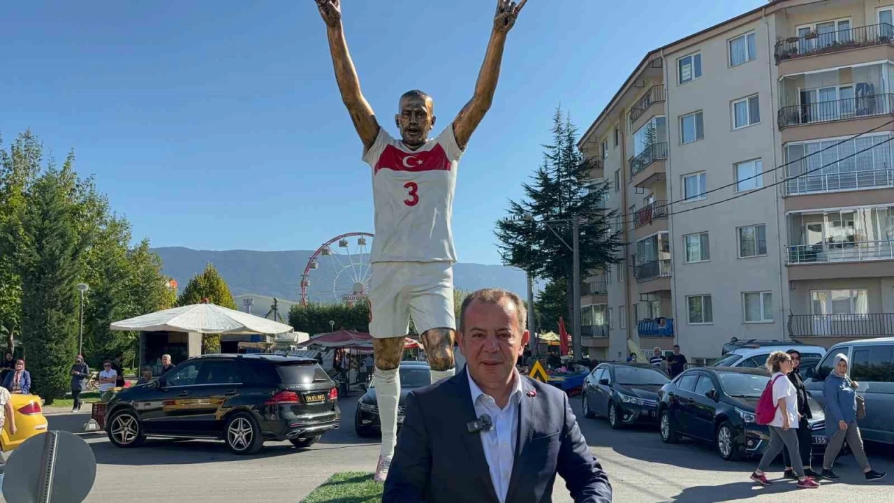 Tanju Özcan, Merih Demiral'ın 'Bozkurt' heykelini diktirdi