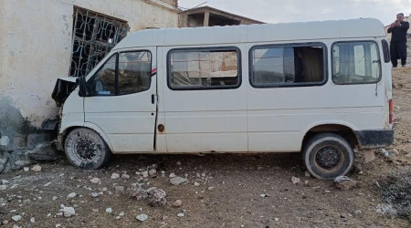 Tarım işçilerini taşıyan minibüs eve girdi