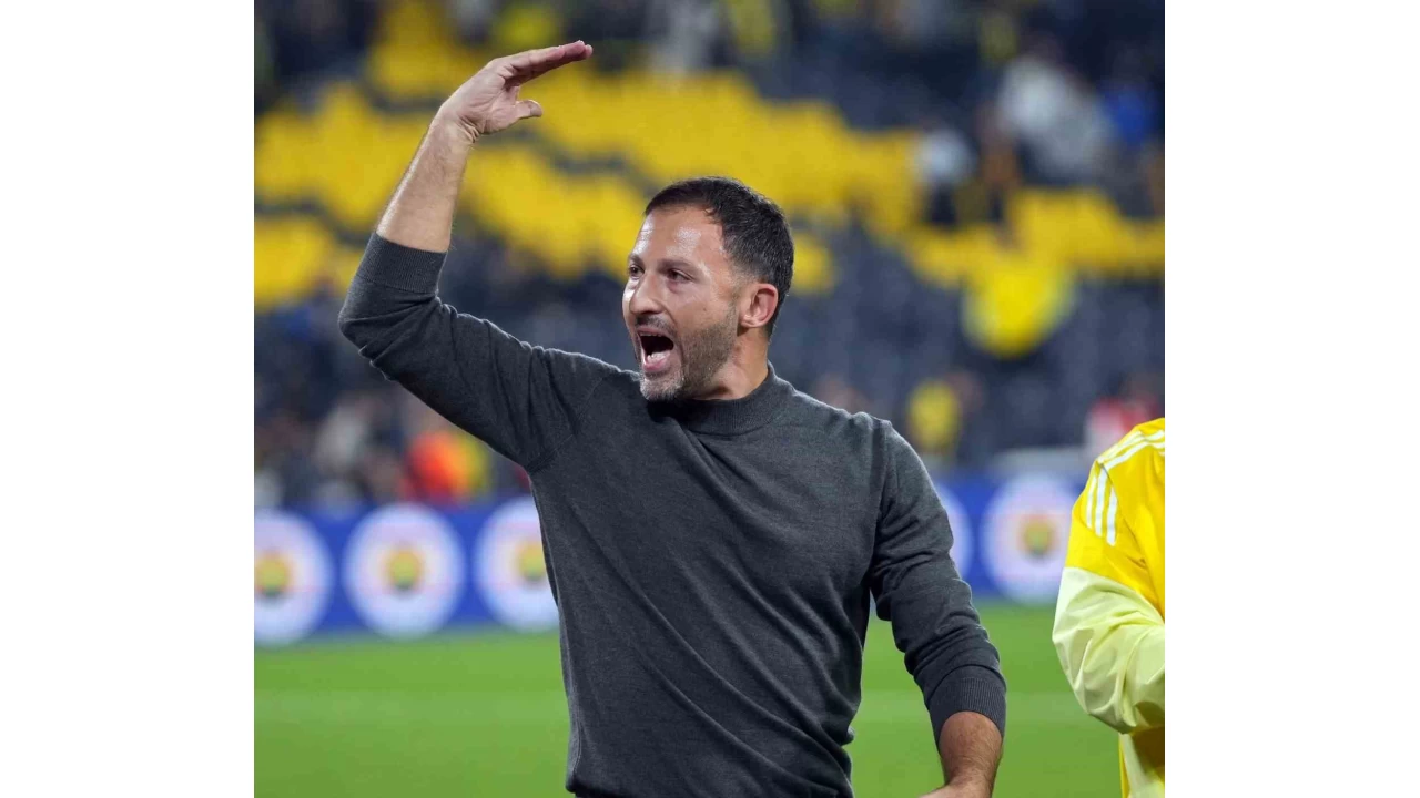 Tedesco, galibiyet sonrası tribünleri turladı