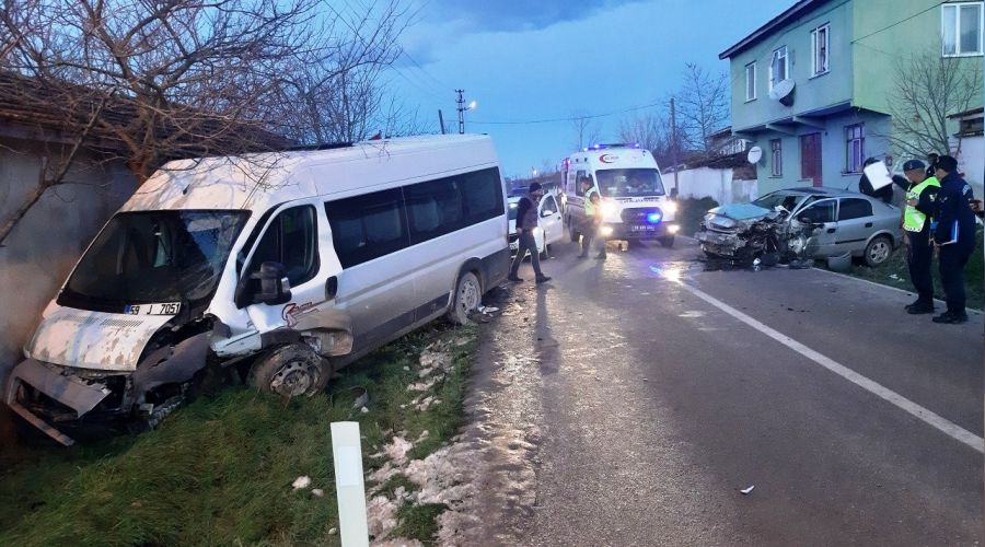 Tekirda'da servis minibs ile otomobil arpt: 15 yaral