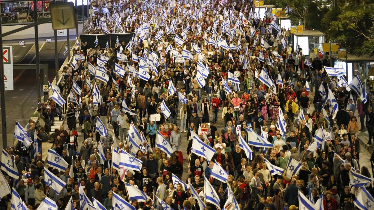 Tel Aviv'de on binlerce İsrailli gösteri yaptı