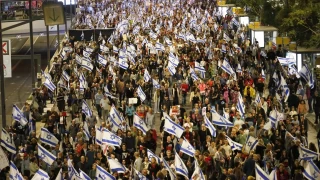 Tel Aviv'de on binlerce İsrailli gösteri yaptı