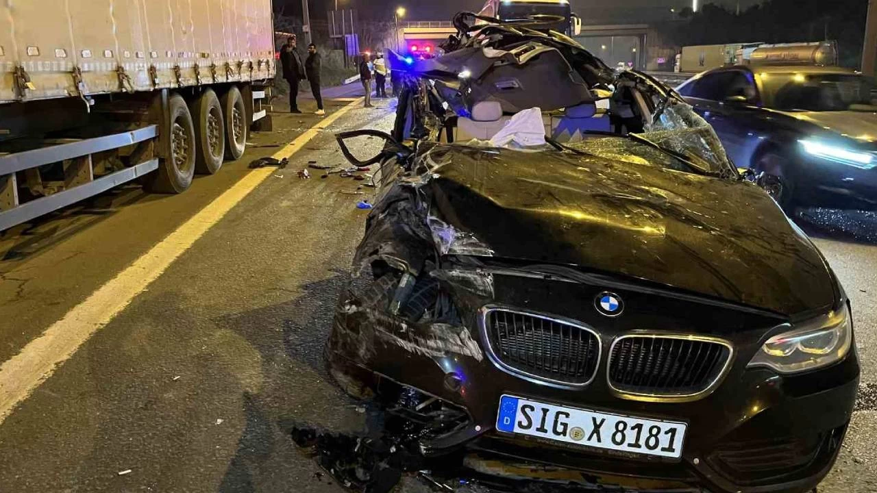 TEM'de tıra çarpan otomobilin tavanı koptu: 1 ölü, 2 yaralı