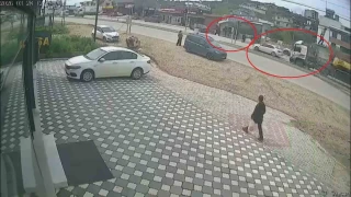 T�r s�r�c�s�n�n, ��rencilere �arpmamak i�in yapt��� manevra kamerada