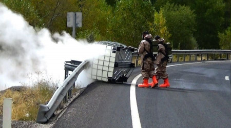 Tırdan düşen hidrojen peroksit paniğe neden oldu