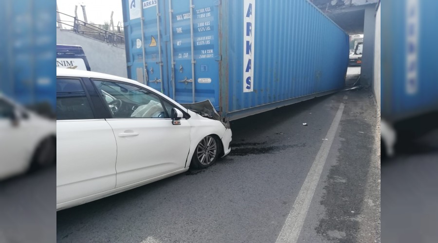 T�rdan d��en konteyn�r otomobili ezdi   