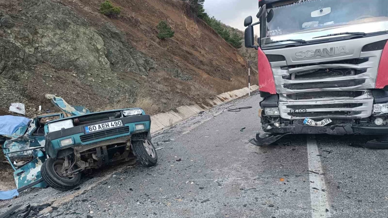 Tokat'ta t�r ile otomobil �arp��t�: 2 �l�, 1 yaral�