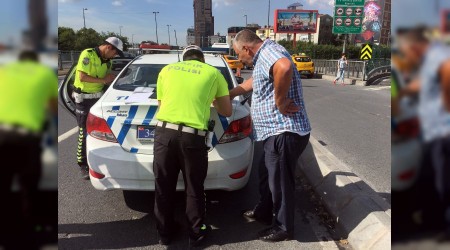 Trafik polisine çarpan taksici gözyaşı döktü
