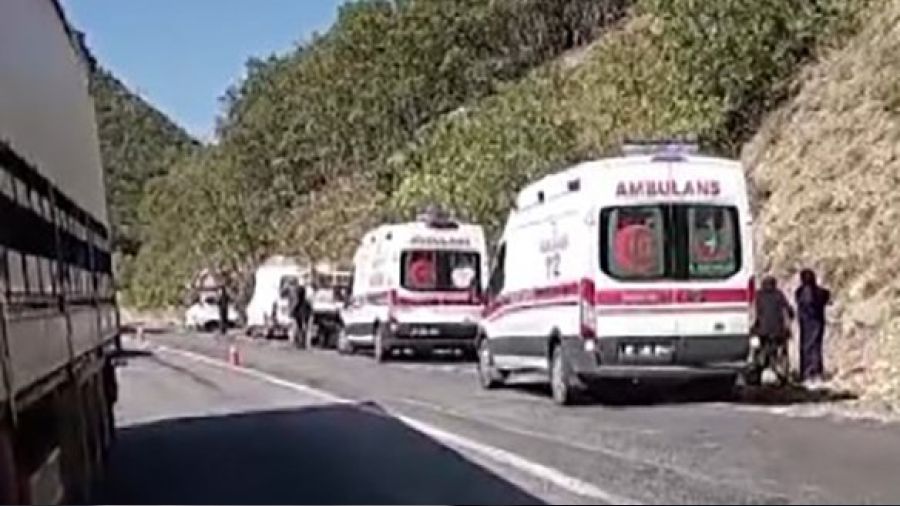 Tunceli'de otomobiller kafa kafaya �arp��t�: 10 yaral�