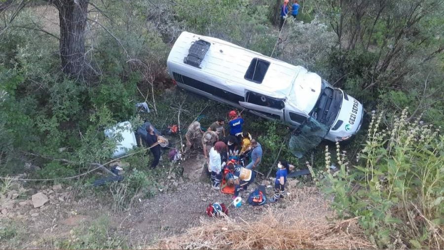 Tunceli'de tur minibüsü uçuruma yuvarlandı: 18 yaralı