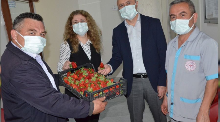 �retti�i �ileklerin ilk mahsul�n� sa�l�k��lara ikram etti