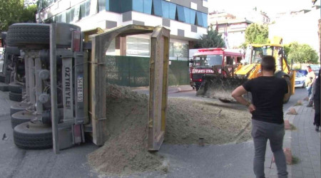Üsküdar'da hafriyat yüklü tır devrildi