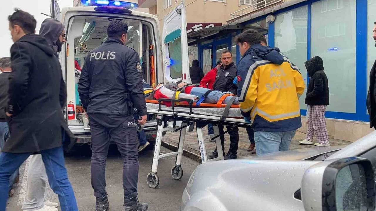 �zerine su kolileri devrilen market �al��an� yaraland�