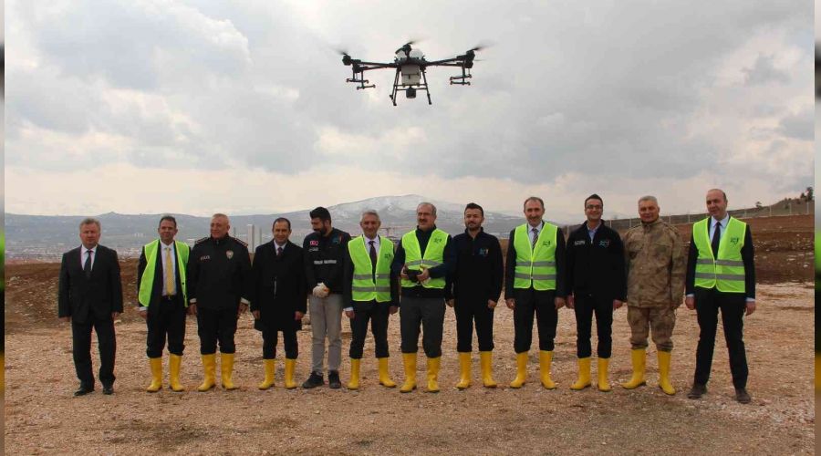 Vali, lavanta bahçesini dron ile ilaçladı