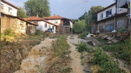 Yağmur ve dolu sel getirdi