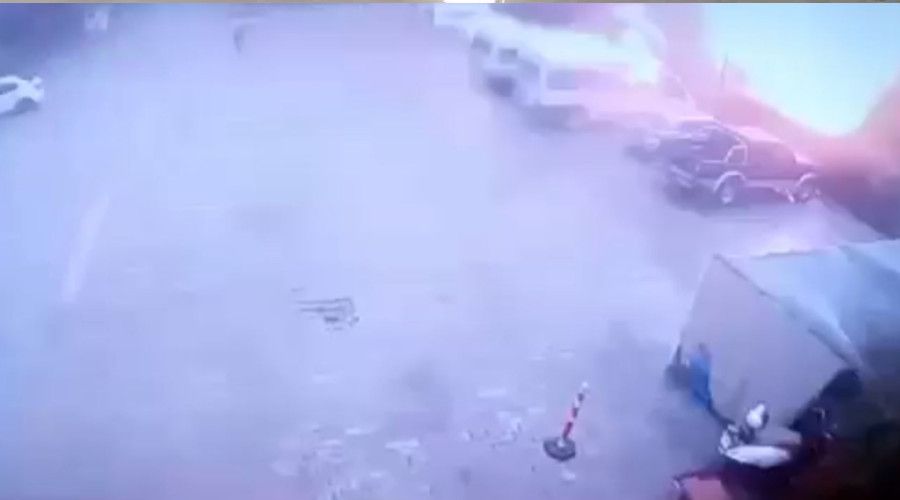 Yakınına yıldırım düşen adam bacağından yaralandı