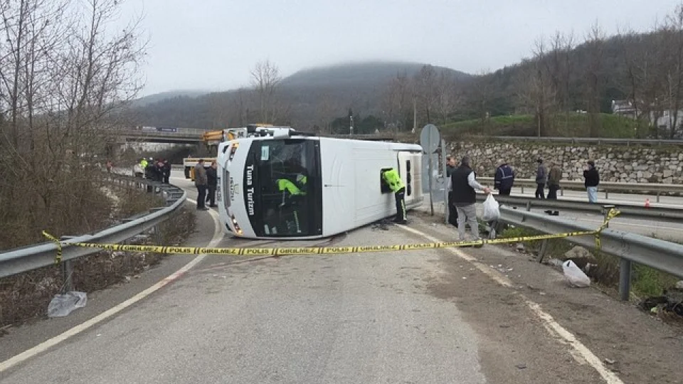 Yalova'da servis midib�s� kaza yapt�: 1 �l�, 20 yaral�