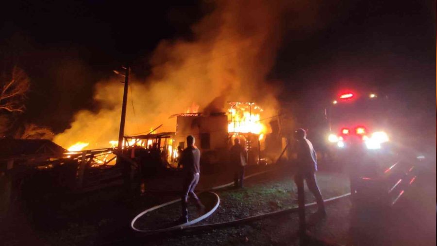 Yanan 3 ev kullan�lamaz hale geldi