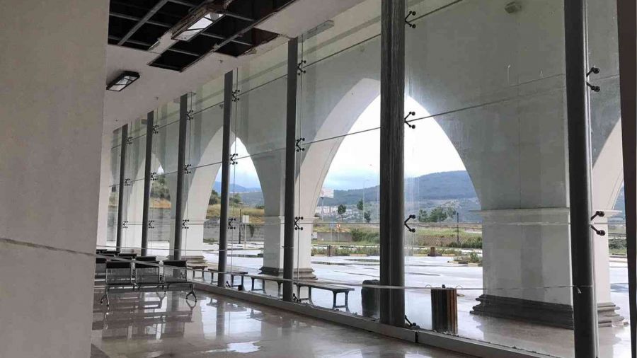 Yeni otogarın tavanı yine aktı