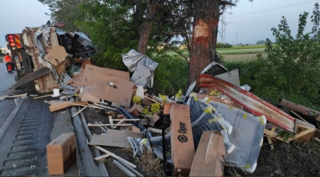 Yolcu otobüsü tıra arkadan çarptı