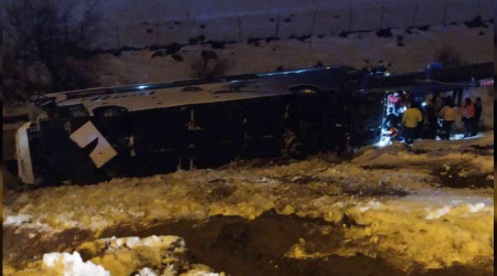 Yolcu otobüsü tırla çarpıştı: 28 yaralı